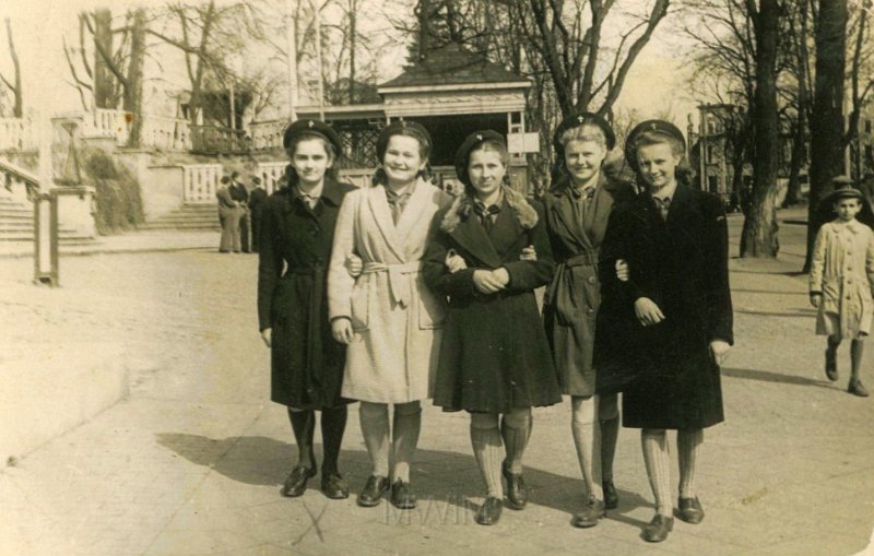 KKE 3959.jpg - Eugenia Kwiatkowska z koleżankami z drużyny harcerskiej, koniec lat 40-tych XX wieku.
